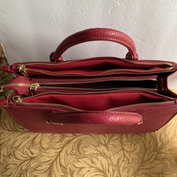 Axel elegant 4 compartments, 3 zipper structured crocodile burgundy  hand bag - Picture 4 of 17